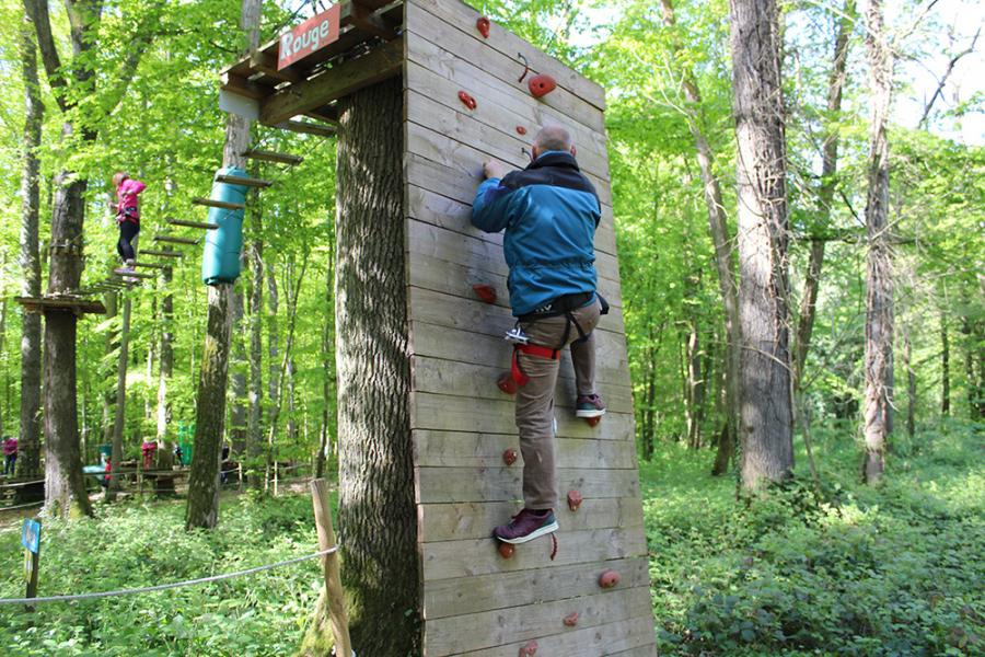 Le mur d'escalade du Parcours Rouge